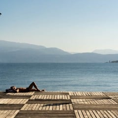 Bronzé au bord du lac