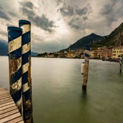un village sur le lac de garde
