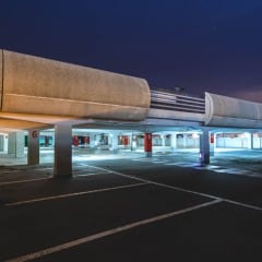 un parking la nuit