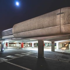 seul dans le parking