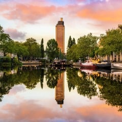 La tour se reflète