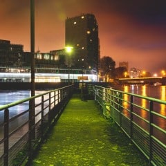 un ponton la nuit