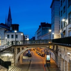 sous la passerelle