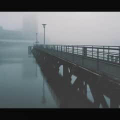Un ponton dans le brouillard