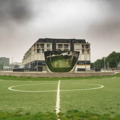 le terrain de foot confiné